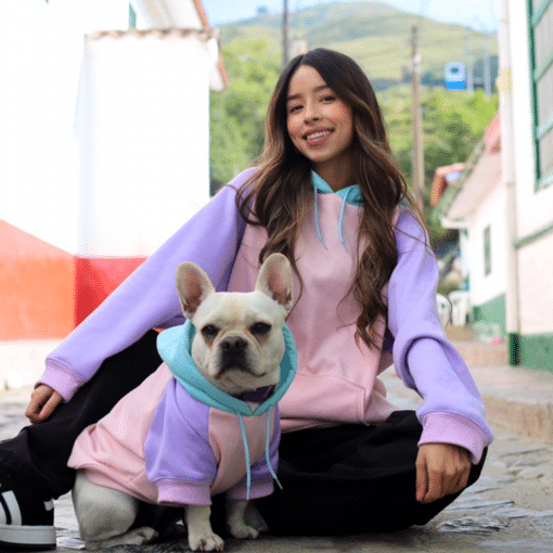 una mujer sentada en el suelo con su perro