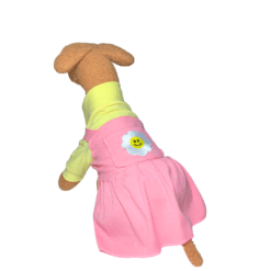 un perro de peluche vestido con un vestido rosa